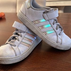 Girls Adidas iridescent leather sneaker with stretch laces and Velcro sz US 2